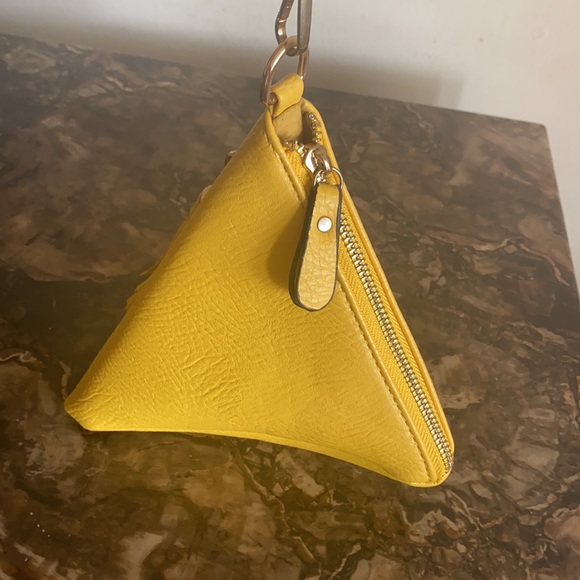 Yellow triangular wristlet - Picture 2 of 3